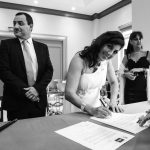 Novia firmando documentos en el día de su boda