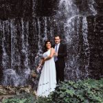 Pareja frente a una cascada el día de su boda