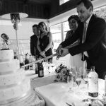 Pareja cortando tarta de boda durante la ceremonia